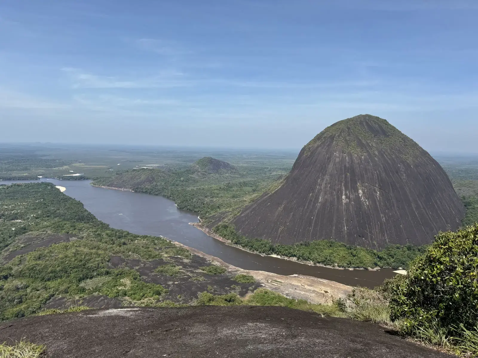 Río y cerros del Guainía
