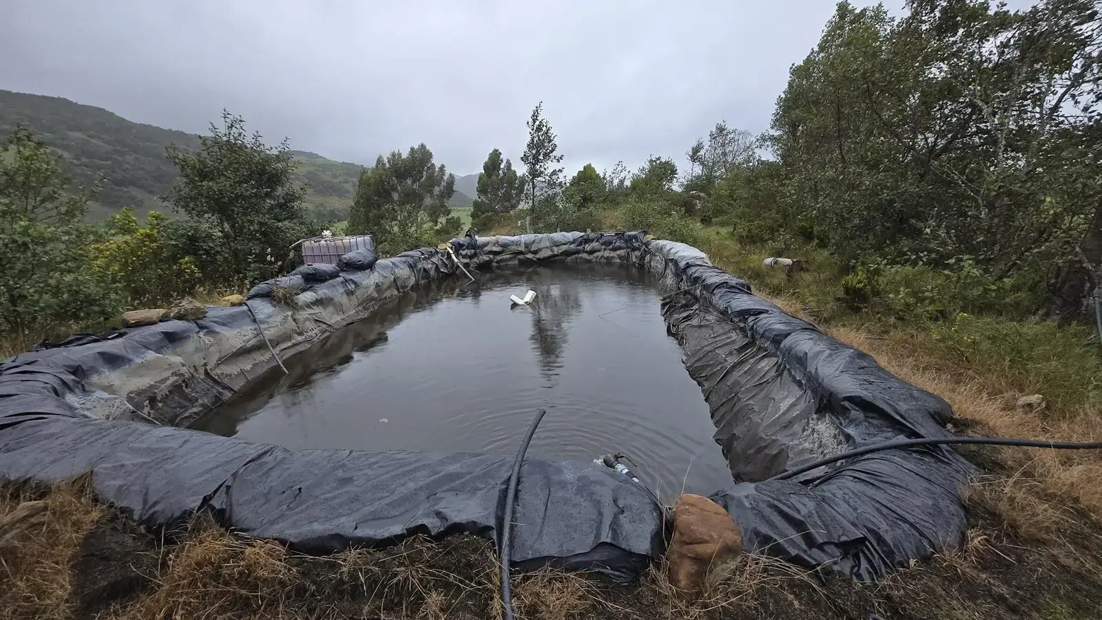 Reservorio de agua en una finca de páramo