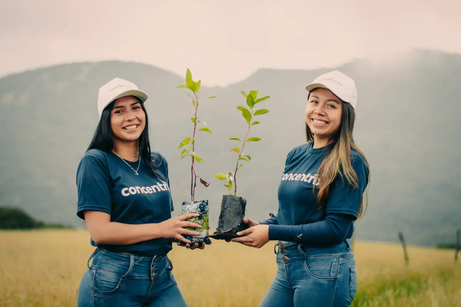 Colaboradoras de una empresa con plántulas nativas